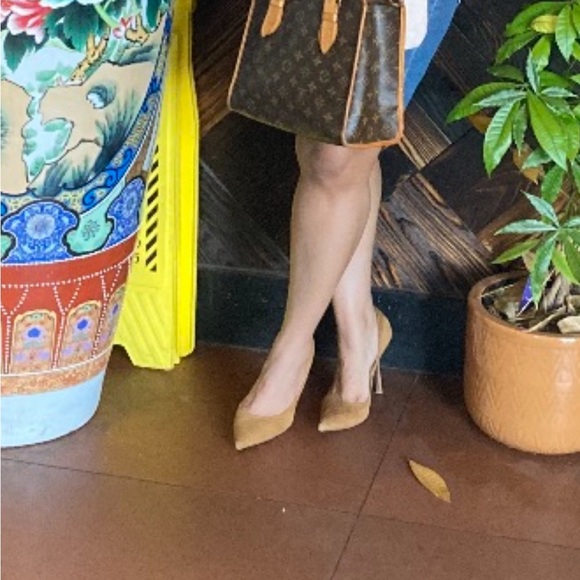 Brown Suede Guess Women's Pumps
No Box included - Picture 9 of 9